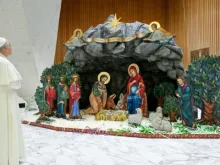 Papa Leão XIV observa no Vaticano o presépio trazido da Costa Rica.