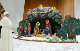 Papa Leão XIV observa no Vaticano o presépio trazido da Costa Rica.