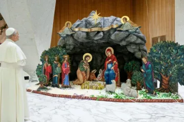 Papa Leão XIV observa no Vaticano o presépio trazido da Costa Rica