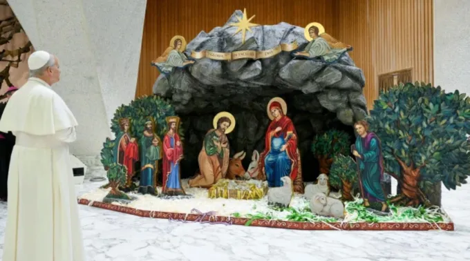Papa Leão XIV observa no Vaticano o presépio trazido da Costa Rica ?? 