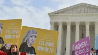 Freiras demonstram apoio às Irmãzinhas dos Pobres em frente à Suprema Corte dos EUA, onde foram ouvidos argumentos orais em 23 de março de 2016, no caso Zubik v. Burwell contra o mandato do Departamento de Saúde e Serviços Humanos dos EUA (HHS, na sigla em inglês).