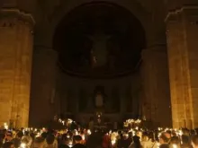 Fiéis seguram velas na missa da vigília Pascal na basílica do Sagrado Coração em Paris, França, em abril de 2025.