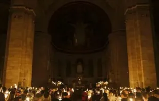 Fiéis seguram velas na missa da vigília Pascal na basílica do Sagrado Coração em Paris, França, em abril de 2025.