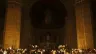 Fiéis seguram velas na missa da vigília Pascal na basílica do Sagrado Coração em Paris, França, em abril de 2025.