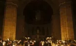 Fiéis seguram velas na missa da vigília Pascal na basílica do Sagrado Coração em Paris, França, em abril de 2025.