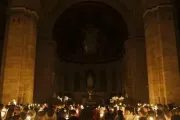Fiéis seguram velas na missa da vigília Pascal na basílica do Sagrado Coração em Paris, França, em abril de 2025.