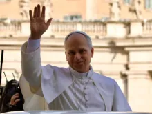 Papa Leão XIV cumprimenta peregrinos na praça de São Pedro, no Vaticano.
