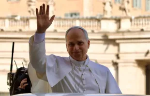 Papa Leão XIV cumprimenta peregrinos na praça de São Pedro, no Vaticano.