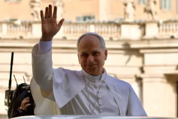 Papa Leão XIV cumprimenta peregrinos na praça de São Pedro, no Vaticano