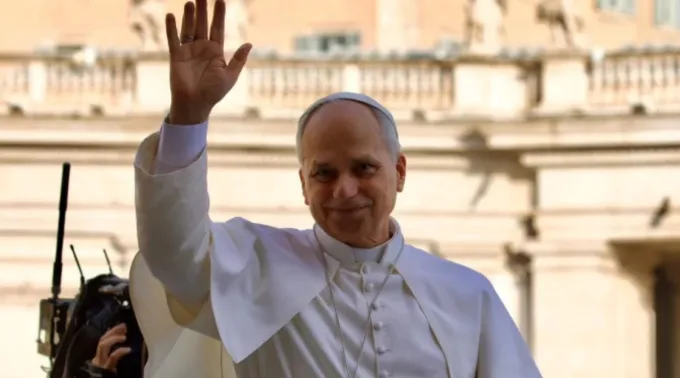 Papa Leão XIV cumprimenta peregrinos na praça de São Pedro, no Vaticano ?? 