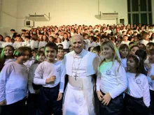 Papa Leão XIV ontem  (16) com crianças da Escola Pontifícia Paulo VI em Castel Gandolfo, Itália.