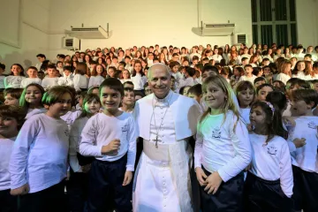 Papa Leão XIV com crianças da Escola Pontifícia Paulo VI em Castel Gandolfo, Itália, em 16 de dezembro de 2025.