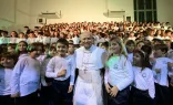 Papa Leão XIV ontem  (16) com crianças da Escola Pontifícia Paulo VI em Castel Gandolfo, Itália.