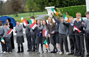 Alunos participam de cerimônia de boas-vindas e plantio de árvores em Áras an Uachtaráin, a residência oficial do presidente da Irlanda, numa visita de Estado de Sua Alteza Sereníssima o príncipe Alberto II de Mônaco e sua então noiva, Charlene Wittstock, em 4 de abril de 2011, em Dublin, Irlanda.