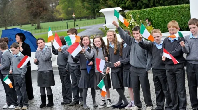 Alunos participam de cerimônia de boas-vindas e plantio de árvores em Áras an Uachtaráin, a residência oficial do presidente da Irlanda, numa visita de Estado de Sua Alteza Sereníssima o príncipe Alberto II de Mônaco e sua então noiva, Charlene Wittstock, em 4 de abril de 2011, em Dublin, Irlanda. ?? 
