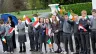 Alunos participam de cerimônia de boas-vindas e plantio de árvores em Áras an Uachtaráin, a residência oficial do presidente da Irlanda, numa visita de Estado de Sua Alteza Sereníssima o príncipe Alberto II de Mônaco e sua então noiva, Charlene Wittstock, em 4 de abril de 2011, em Dublin, Irlanda.