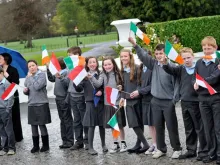 Alunos participam de cerimônia de boas-vindas e plantio de árvores em Áras an Uachtaráin, a residência oficial do presidente da Irlanda, numa visita de Estado de Sua Alteza Sereníssima o príncipe Alberto II de Mônaco e sua então noiva, Charlene Wittstock, em 4 de abril de 2011, em Dublin, Irlanda.