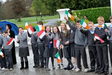 Alunos participam de cerimônia de boas-vindas e plantio de árvores em Áras an Uachtaráin, a residência oficial do presidente da Irlanda, numa visita de Estado de Sua Alteza Sereníssima o príncipe Alberto II de Mônaco e sua então noiva, Charlene Wittstock, em 4 de abril de 2011, em Dublin, Irlanda.