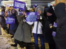 Defensores dos direitos das pessoas com deficiência em Buffalo, Nova York, EUA, numa vigília à luz de velas em oposição ao suicídio assistido.