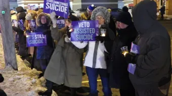 Defensores dos direitos das pessoas com deficiência em Buffalo, Nova York, EUA, numa vigília à luz de velas em oposição ao suicídio assistido.