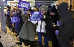 Defensores dos direitos das pessoas com deficiência em Buffalo, Nova York, EUA, numa vigília à luz de velas em oposição ao suicídio assistido.