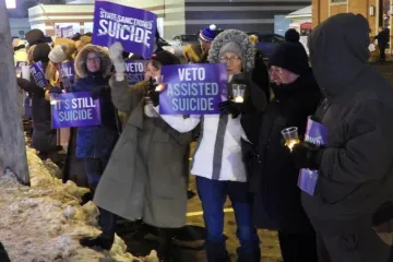 Defensores dos direitos das pessoas com deficiência em Buffalo, Nova York, EUA, numa vigília à luz de velas em oposição ao suicídio assistido