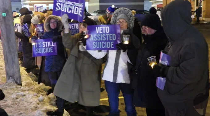 Defensores dos direitos das pessoas com deficiência em Buffalo, Nova York, EUA, numa vigília à luz de velas em oposição ao suicídio assistido ?? 