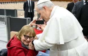 Papa Leão XIV cumprimenta mulher na Aula Paulo VI, no Vaticano.