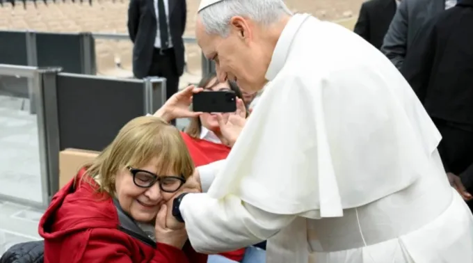 Papa Leão XIV cumprimenta mulher na Aula Paulo VI, no Vaticano ?? 