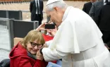 Papa Leão XIV cumprimenta mulher na Aula Paulo VI, no Vaticano.