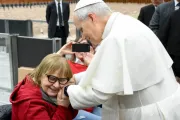 Papa Leão XIV cumprimenta mulher na Aula Paulo VI, no Vaticano.