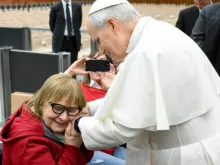 Papa Leão XIV cumprimenta mulher na Aula Paulo VI, no Vaticano.
