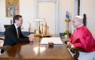 O presidente de Israel, Isaac Herzog, visita o papa Leão XIV no Vaticano em 4 de setembro de 2025.
