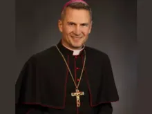 Retrato oficial do bispo de Joliet, Illinois, EUA, Ronald Hicks.