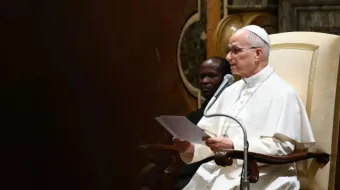 Papa Leão XIV conversando ontem (18) no Vaticano com membros da Ordem dos Consultores do Trabalho da Itália.