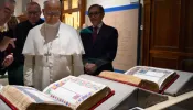 Leão XIV vê a Bíblia de Borso d'Este, joia do Renascimento exposta no Senado da Itália
