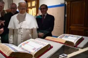 Papa Leão XIV vê a Bíblia de Borso d'Este.