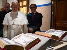 Papa Leão XIV vê a Bíblia de Borso d'Este.