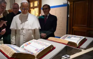 Papa Leão XIV vê a Bíblia de Borso d'Este.