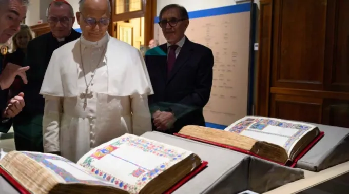 Papa Leão XIV vê a Bíblia de Borso d'Este ?? 