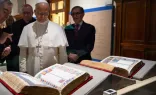 Papa Leão XIV vê a Bíblia de Borso d'Este.