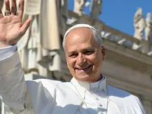 Papa Leão XIV saúda fiéis na praça de São Pedro, no Vaticano.