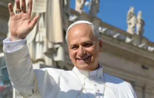 Papa Leão XIV saúda fiéis na praça de São Pedro, no Vaticano.