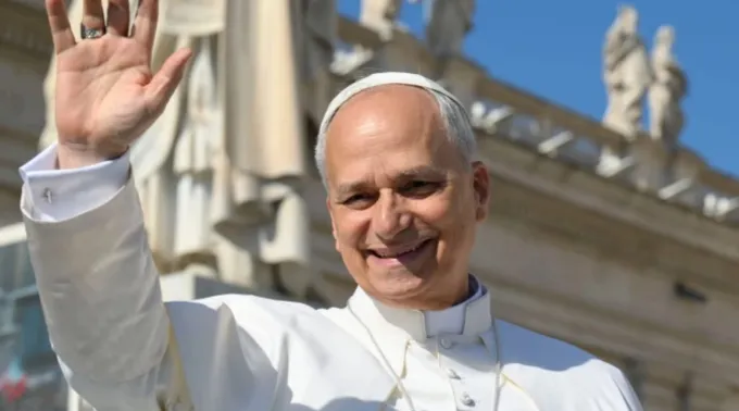 Papa Leão XIV saúda fiéis na praça de São Pedro, no Vaticano ?? 