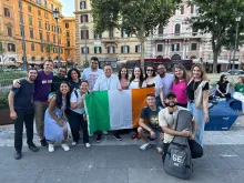 O fundador da Comunidade Shalom, Moysés Azevedo (ao centro), com missionários na Irlanda