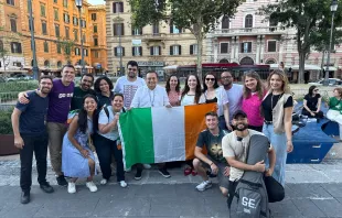 O fundador da Comunidade Shalom, Moysés Azevedo (ao centro), com missionários na Irlanda