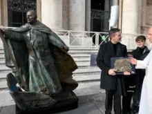 Papa Leão XIV ao lado de escultura do papa Francisco.