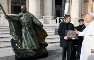Papa Leão XIV ao lado de escultura do papa Francisco.