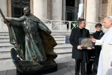 Papa Leão XIV ao lado de escultura do papa Francisco