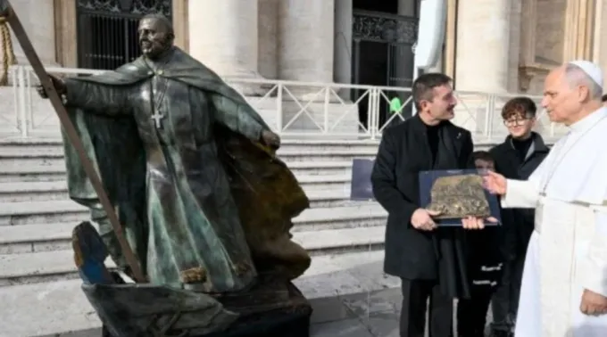 Papa Leão XIV ao lado de escultura do papa Francisco ?? 